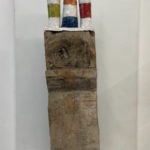 Primo soggetto, ceramica smaltata e legno, cm 42x10x7