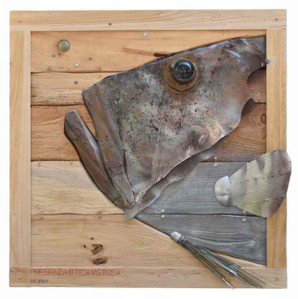 Presenza ittica vistosa, scultura in legno di recupero, cm 120x102